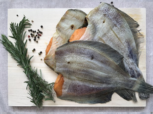 Икра минтая вяленая: Камбала камчатская вяленая с икрой